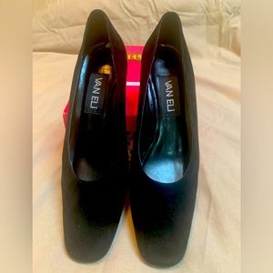 Women’s Van Eli Black Suede Pumps 7 AAA.